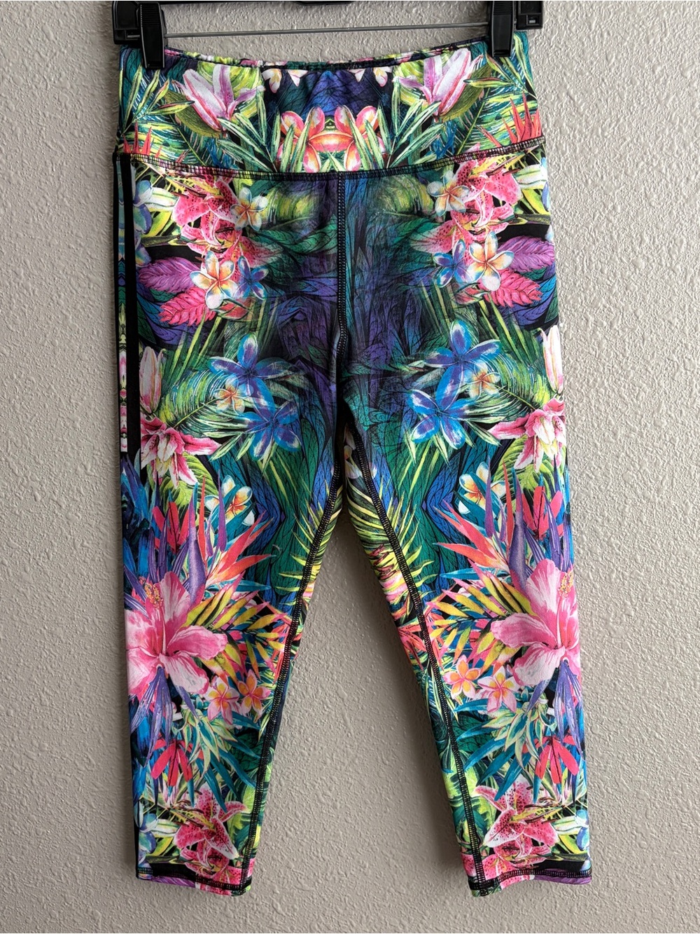 Evolution And Creation 21” Cropped Tropical Floral Print Leggings Black Stripe